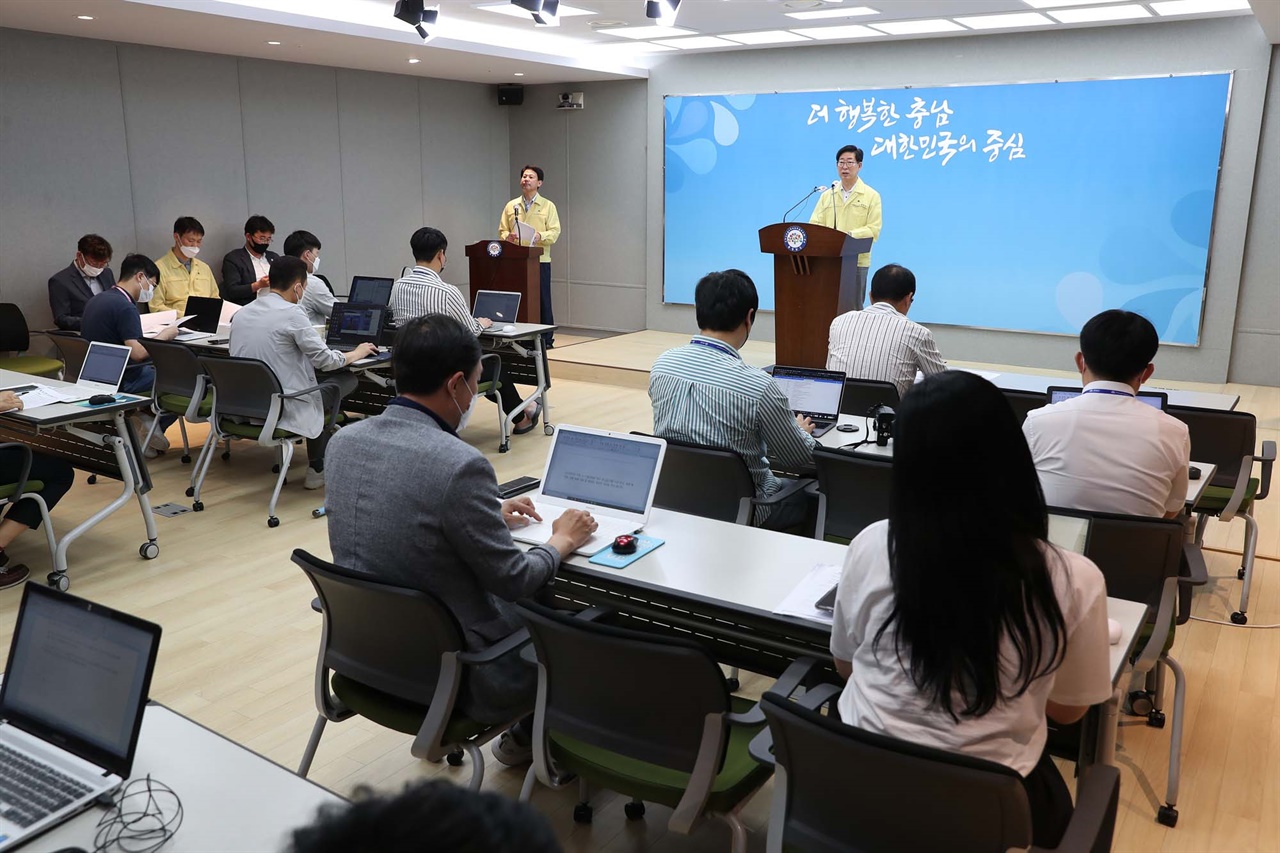  ‘충남 천안아산 강소연구개발특구’와 관련해 기자회견 중인 양승조 지사