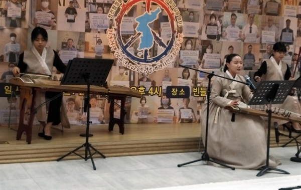  국앙앙상블 아띠누리가 '우리의 소원은 통일'을 선창하고 있다.