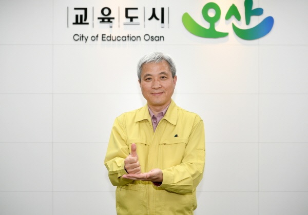 "곽상욱 오산시장"  곽상욱 오산시장이 경기도시장군수협의회장·혁신교육지방정부협의회장에 이어 더불어민주당 민선7기 기초자치단체장협의회장에 선출되며 중앙정치로의 진출 교두보를 마련했다는 평가다.