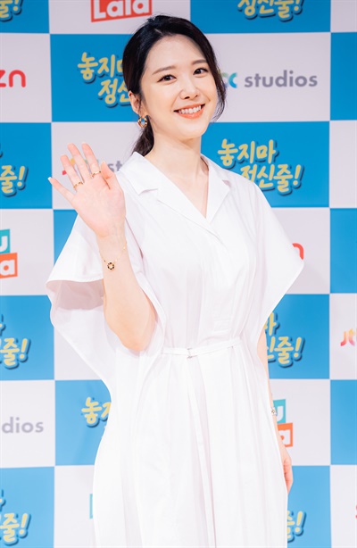 '놓지마 정신줄' 손세빈, 뜻밖의 사차원 손세빈 배우가 28일 오전 온라인으로 진행된 KT Seezn, JTBC 스튜디오, skyTV 공동제작 <놓지마 정신줄> 제작발표회에서 포즈를 취하고 있다. <놓지마 정신줄>은 듣도 보도 못한 개성을 뿜뿜하는 가족이 핵꿀잼 에피소드를 펼치며 '정신줄 놓고도 즐거운 삶'을 선보이는 가족시트콤이다.