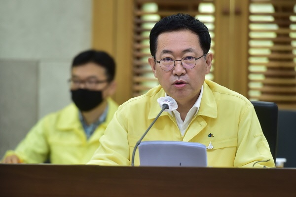 박남춘 인천시장은 수돗물 유충 사태와 관련 원인 규명과 재발 방지를 강조하며 '시민신뢰 회복 프로젝트'의 추진을 밝혔다. 사진은 28일, 정책현안회의를 주재하고 발언하는 모습.