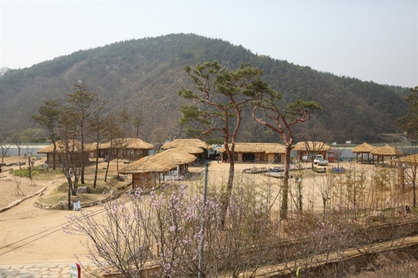 삼강나루 재현된 숙소  갑술(1934)년 대 홍수에 멸실된 보부상과 사공숙소를 고증과 증언을 바탕으로 옛 모습으로 재현했다.