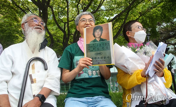 28일 오전 서울 여의도 산업은행 본점 앞에서 한진중공업 35년 해고노동자 김진숙 민주노총 부산본부 지도위원의 복직을 응원하는 기자회견이 열렸다.
김진숙 지도위원이 38년 전 대한조선공사에 용접공으로 입사해 받은 사원증을 들어보이고 있다.