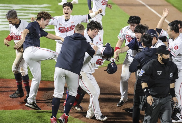  28일 부산 사직구장에서 열린 프로야구 NC 다이노스- 롯데 자이언츠 경기. 9회 말 2사 1, 2루에서 롯데 정훈이 좌측담장을 역전 스리런 홈런을 치고 홈에서 동료들의 축하를 받고 있다.