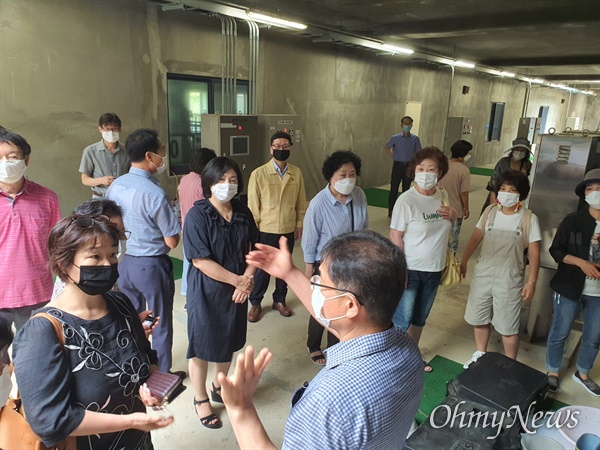 수돗물 유충에 대한 우려가 커지고 있는 가운데 7월 28일 고양시 주부시정모니터단과 수돗물평가위원 30여 명이 고양정수장을 방문해 관리 실태를 확인했다.