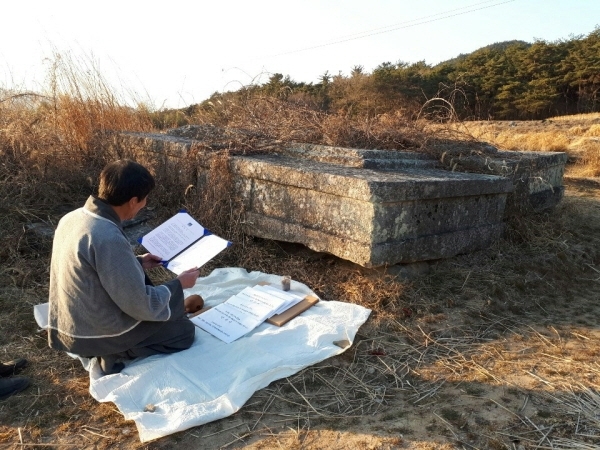 <figcaption>김윤근 경주문화재제자리찾기시민운동본부 대표(전경주문화원장)가 지난해 1월 28일 청와대 등에 탄원서를 제출하기에 앞서 불상의 원래 위치로 알려진 이거사터에서 고유(告由)를 하고 있다.</figcaption>