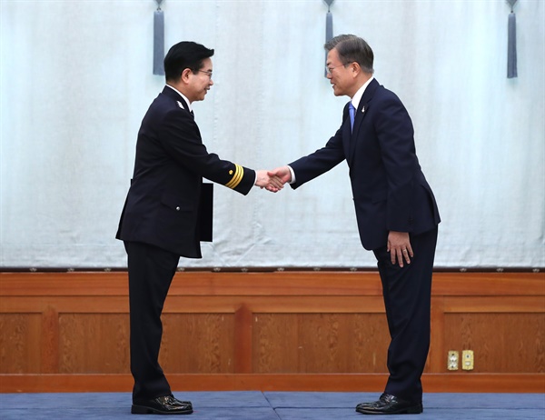 문재인 대통령이 29일 청와대에서 김창룡 신임 경찰청장에게 임명장을 수여하고 있다. 2020.7.29