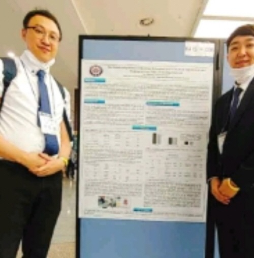 지난 7월 24일 열린 2020 한국산학기술학회 춘계 학술대회에서 우수논문상을 수상한 김천대학교 (왼쪽부터)김중경·이중근 교수.