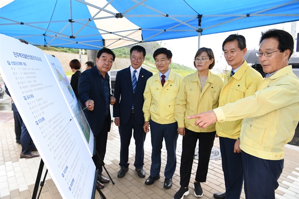 경상남도의회 김하용 의장은 7월 29일 진주 정촌뿌리산업단지를 방문했다.