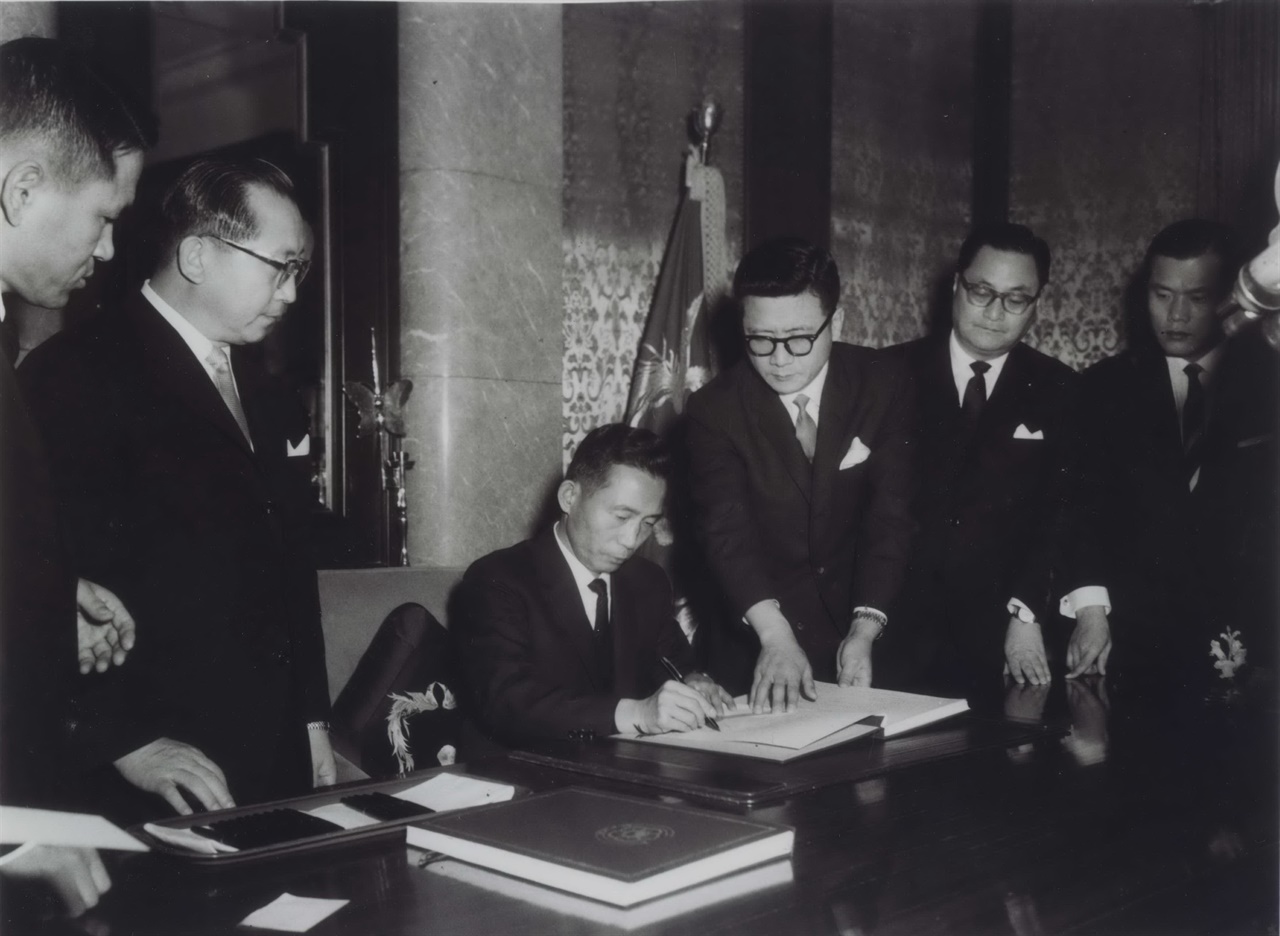 굴욕외교라는 거센 비판속에 1965년 박정희 대통령이 한일회담 비준서에 서명하고 있는 모습.