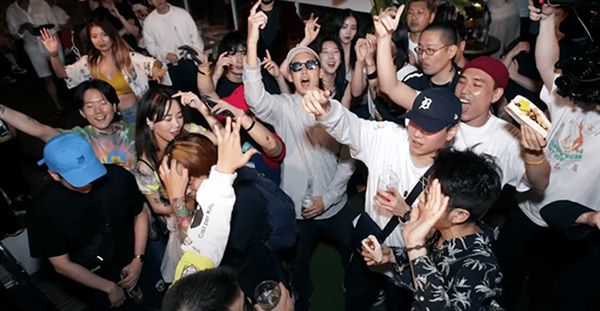  2019년 8월 뮤지션 기린과 박재범이 함께 발표한 '오늘밤엔'의 뮤직비디오에는 이태원에서 파티를 즐기는 아티스트들과 팬들의 즐거운 모습이 담겨있다.