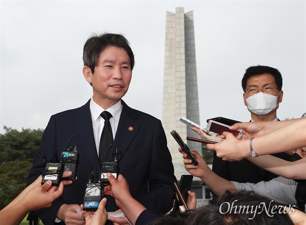 이인영 통일부장관이 30일 오전 서울 동작구 국립서울현충원을 참배한 뒤 기자들과 일문일답을 하고 있다.