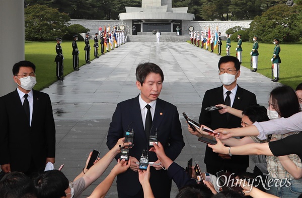 이인영 통일부장관이 30일 오전 서울 동작구 국립서울현충원을 참배한 뒤 기자들과 일문일답을 하고 있다.