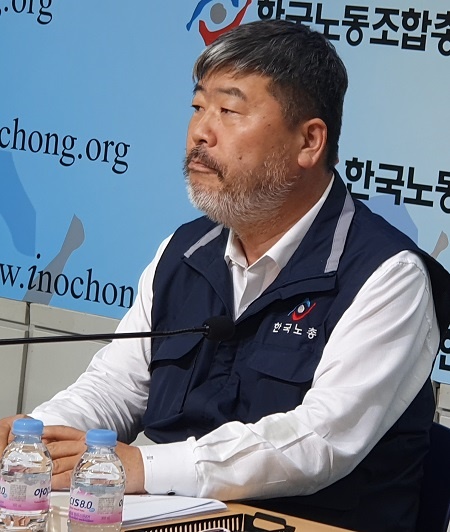 김동명 한국노총 위원장이 29일 오후  열린 공공연맹 중앙집행위원회 정책감담회에서 참가자들의 여러 의견을 듣고 있다.