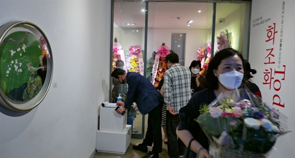발열 체크를 하고 방명록을 적고 있는 참가자들. 동덕아트갤러리