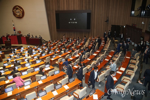 2020년 7월 30일 당시 미래통합당 의원들이 서울 여의도 국회 본회의에서 주택임대차보호법 및 상가건물임대차보호법 개정안 처리에 반대하며 퇴장하는 모습. 