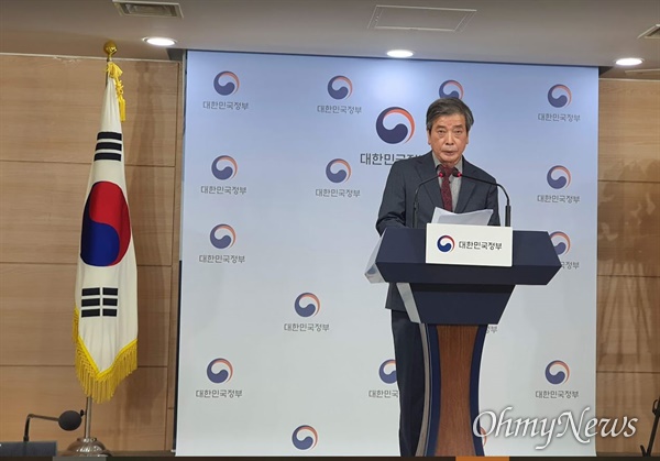 김진경 국가교육회의 의장이 30일 오후 2시 정부 서울청사에서 브리핑을 하고 있다. 