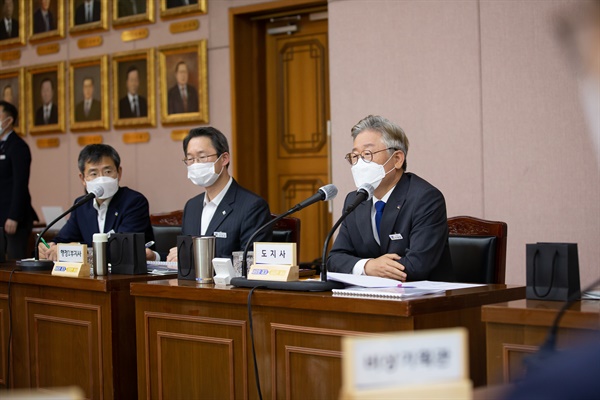 이재명 경기도지사가 김희겸 행정1부지사와 함께 2020년 6월 확대간부회의에 참석해 인사말을 하고있다. 