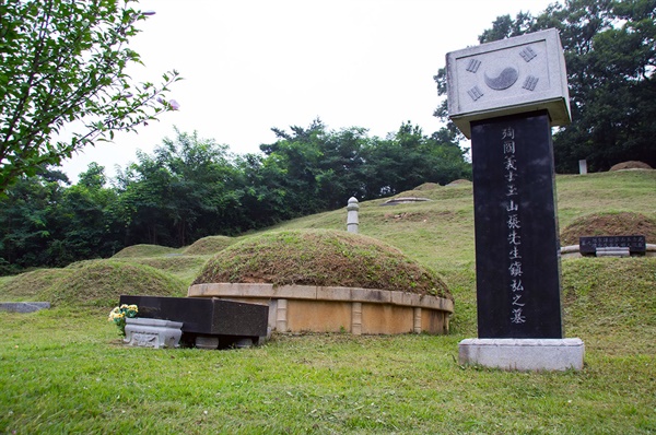 칠곡군 석적읍 남율 2리 선영의 장진홍 의사의 묘. 국립현충원 애국지사 묘역에 있는 선생의 묘소는 가묘다.