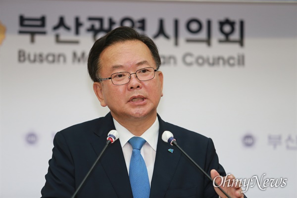  김부겸 더불어민주당 당대표 후보가 31일 부산시의회 브리핑룸을 찾아 기자들과 대화하고 있다.