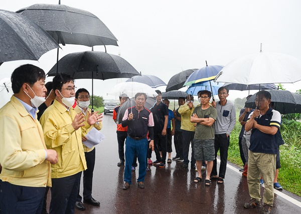 탑정저수지 관리 및 배수펌프장 규모를 설명하는 김종민 의원, 비가 오는 중에도 주민 30여명이 자리를 떠나지 않고 의견을 교환했다. 