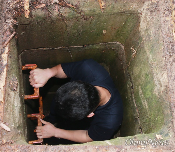 지난 23일 집중호우 당시 부산 해운대구 센텀시티 내 보행로 맨홀에 중학생이 빠지는 사고 발생했다. 깊이를 확인하기 위해 <오마이뉴스> 기자가 직접 들어가 봤다. 깊이는 2.3m 이상으로 추정된다.