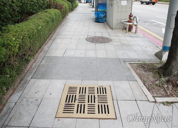  부산 해운대구 센텀시티 내 보행로 맨홀에서 중학생이 빠지는 사고 발생했지만,  9일이 지나도록 사고현장에 위험을 알리는 안내문이나 고정 장치가 전혀 되어 있지 않다.