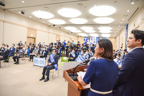 더불어민주당 부산광역시당 정기대의원대회 및 당대표·최고위원 후보 합동연설회가 1일 오후 2시 부산 벡스코 제2전시장에서 열렸다.