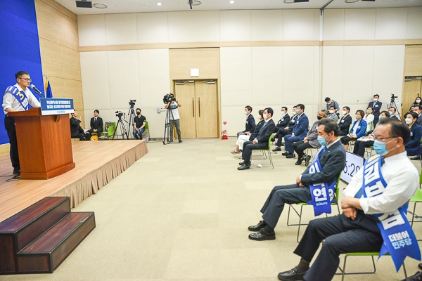 더불어민주당 부산광역시당 정기대의원대회 및 당대표·최고위원 후보 합동연설회가 1일 오후 2시 부산 벡스코 제2전시장에서 열렸다.