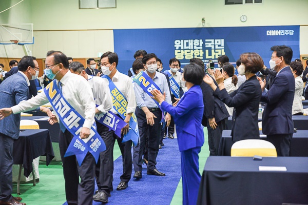 더불어민주당 울산광역시당 정기대의원대회 및 당대표·최고위원 후보 합동연설회가 1일 오후 5시 울산 오토밸리복지센터 3층 실내체육관에서 개최됐다.
