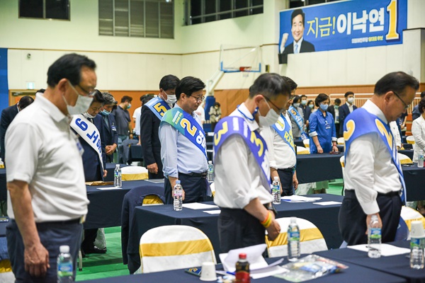 더불어민주당 울산광역시당 정기대의원대회 및 당대표·최고위원 후보 합동연설회가 1일 오후 5시 울산 오토밸리복지센터 3층 실내체육관에서 개최됐다.
