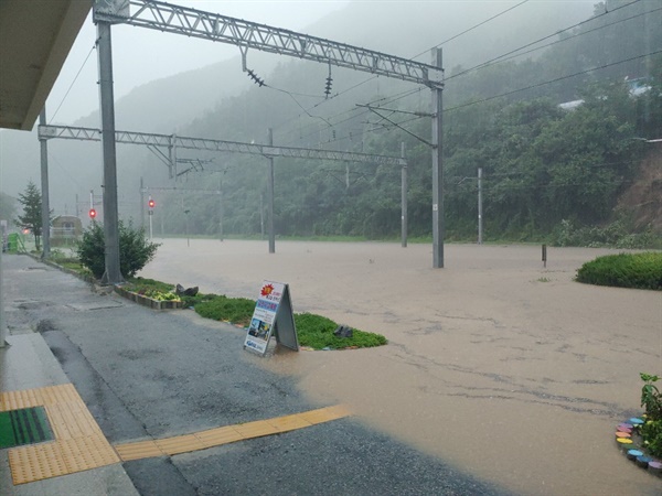 2일 오전 집중호우로 충북선 삼탄역 철도가 물에 잠겨 있다. 집중호우로 충북선과 태백선 철도 전 구간 열차 운행이 중단됐다.