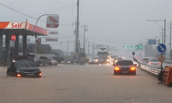 많은 비가 내린 2일 오전 경기도 용인시 처인구 태평촌삼거리 인근 도로가 물에 잠겨 있다. 