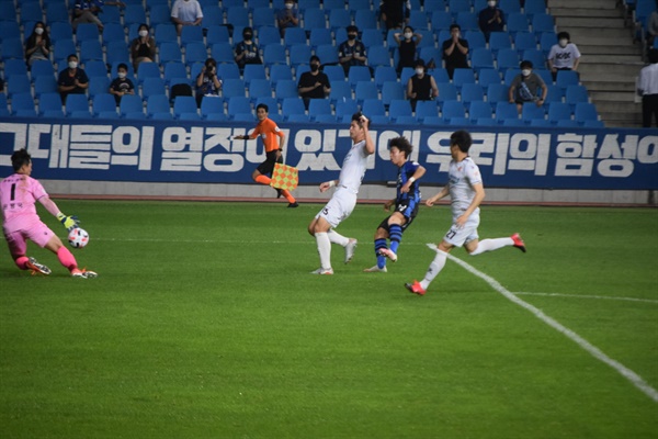  광주 FC 골키퍼 윤평국(왼쪽)이 인천 유나이티드 김준범의 결정적인 슛을 다리로 막아내는 순간