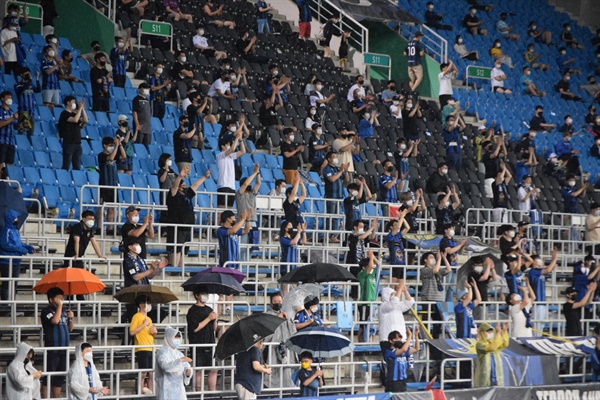  인천축구전용경기장 S석에 자리잡은 관중들이 박수로 선수들을 응원하고 있다.