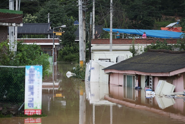 2일 홍수경보가 내려진 경기 여주시 청미천 원부교 지점 부근 마을의 일부 주택이 물에 잠겨있다.