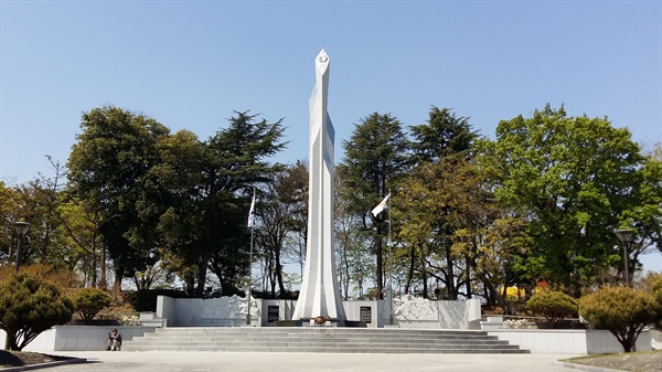  해방과 동시에 일본 신사는 파괴되었고 그 자리에 6·25 한국전쟁 당시 목숨을 잃은 호국 영령들의 위패를 봉안하기 위한 현충탑이 들어섰다
