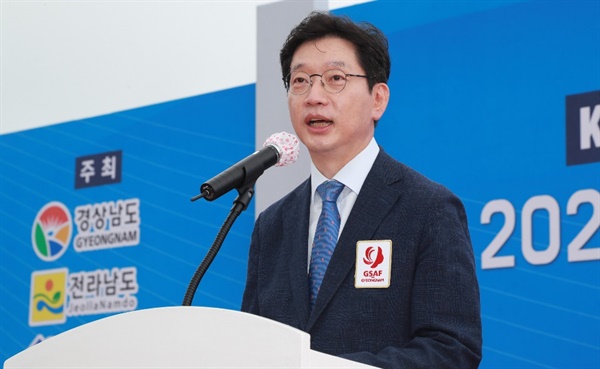 8월 2일 통영에서 열린 ‘2020 남해안컵 국제요트대회’ 1구간 시상식에 참석한 김경수 지사.