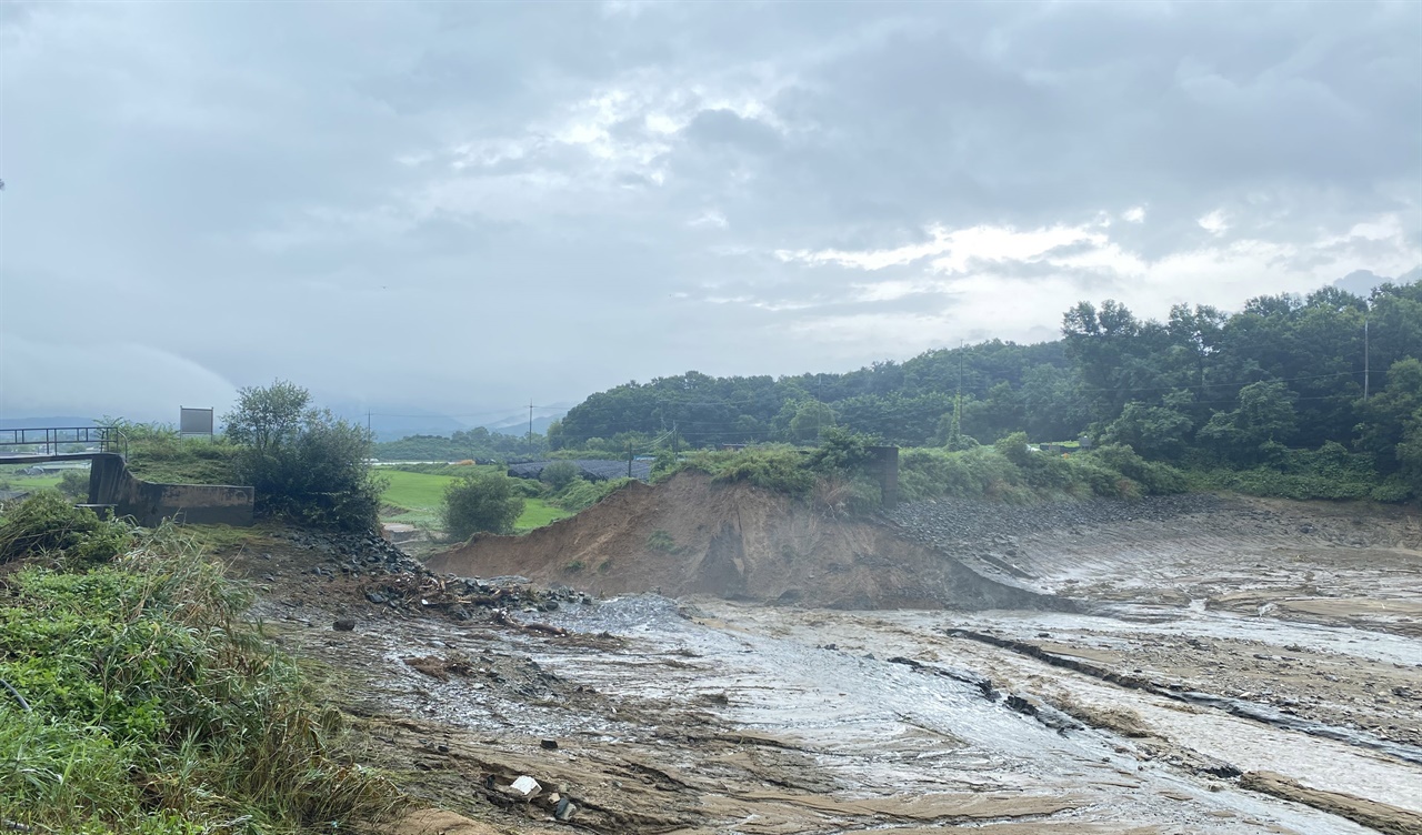 수도권 집중폭우로 인해 붕괴된 이천시 산양저수지 모습