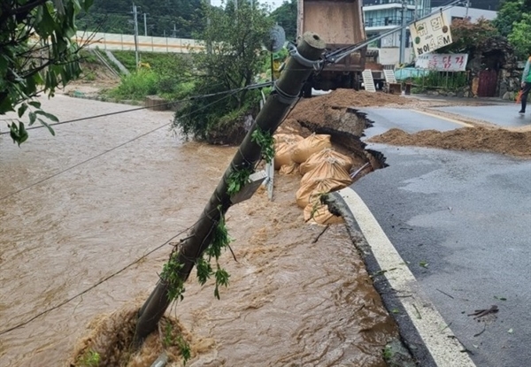 지난 2일 집중호우로 충북 제천시 신동 제천축구센터 인근 도로가 붕괴됐다.