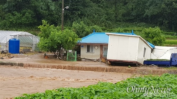 2일 오전 10시 10분쯤 제천시 산곡동의 한 주택에 60대로 보이는 여성이 고립됐지만 소방대원의 발빠른 대처로 무사히 구조됐다. 