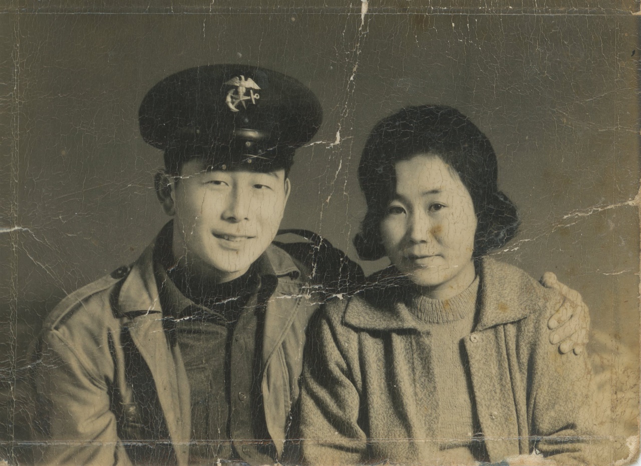 해병대 시절 잠시 휴가 중에 만난 아내와 결혼을 약속하고 찍은 기념사진. 그는 자신이 빨갱이가 아님을 해병대 입대로 증명했다고 한다.