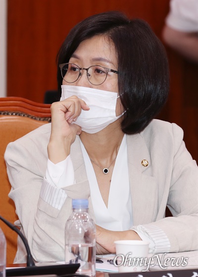 지난8월 국회 여성가족위원회 전체회의에 참석한 권인숙 더불어민주당 의원.