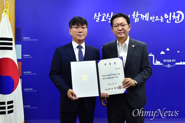 민선 7기 인천시 대변인에 정진오 전 <경인일보> 편집국장이 임명됐다. 박남춘 인천시장은 8월 3일 정진오 대변인에게 임용장을 수여했다.
