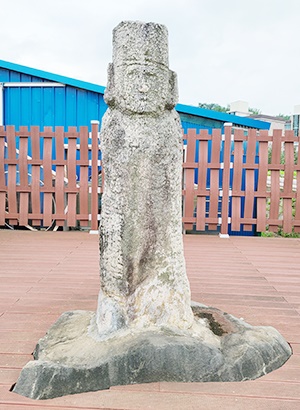 충남 예산군 대흥면 동서리 입구를 지키고 있는 석상.