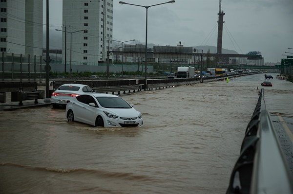 3일 오전부터 충남 아산에 시간당 80mm의 강한 비와 함께 천둥 번개가 내리쳤다. 이로 인해 국도가 침수되고 하천이 범람하는 사고가 잇따르고 있다. 
