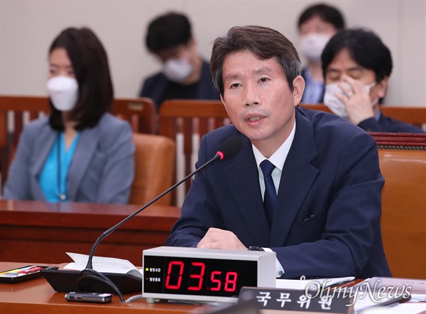지난 3일 서울 여의도 국회에서 열린 외교통일위원회 전체회의에 참석한 이인영 통일부 장관.