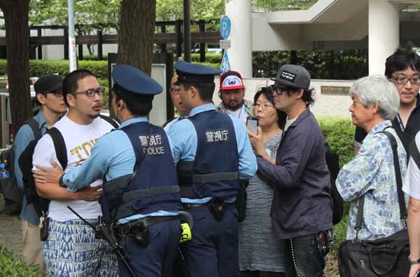 2017년 9월 1일, 일본 도쿄 스미다구 도립 요코아미초 공원에서 간토 대지진 당시 학살된 조선인들을 추도하기 위한 행사에 반대하며 항의하는 일본 우익세력들을 경찰이 저지하고 있다. 