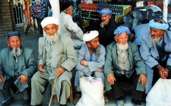 중앙 아시아 우즈베키스탄의 노인들. 이 나라에는 특정 인종으로 분류하기 쉽지 않은 사람들도 있고, 그렇지 않은 사람들도 적지 않다. 인종을 뛰어 넘는 혼인과 그렇지 않은 혼인, 이렇게 두 가지 흐름이 수천년 동안 병존해 왔다.