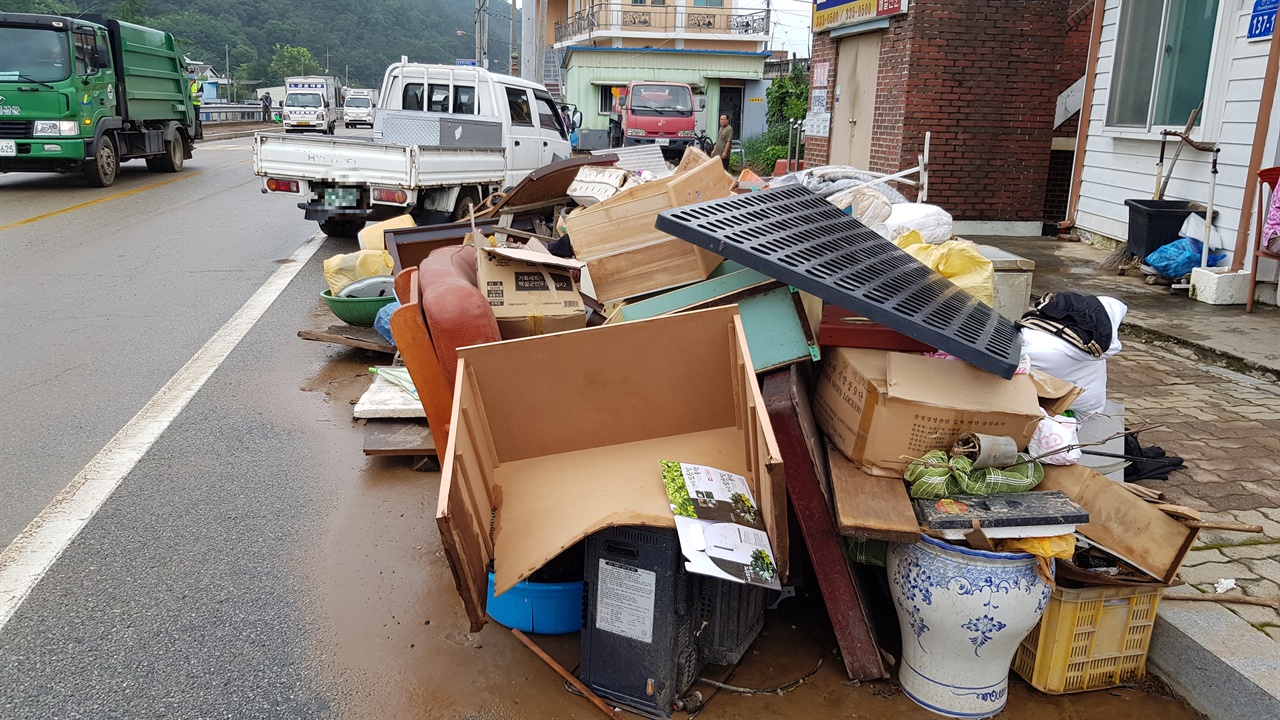 예산천 주변 침수가구에서 나온 가재 도구들.